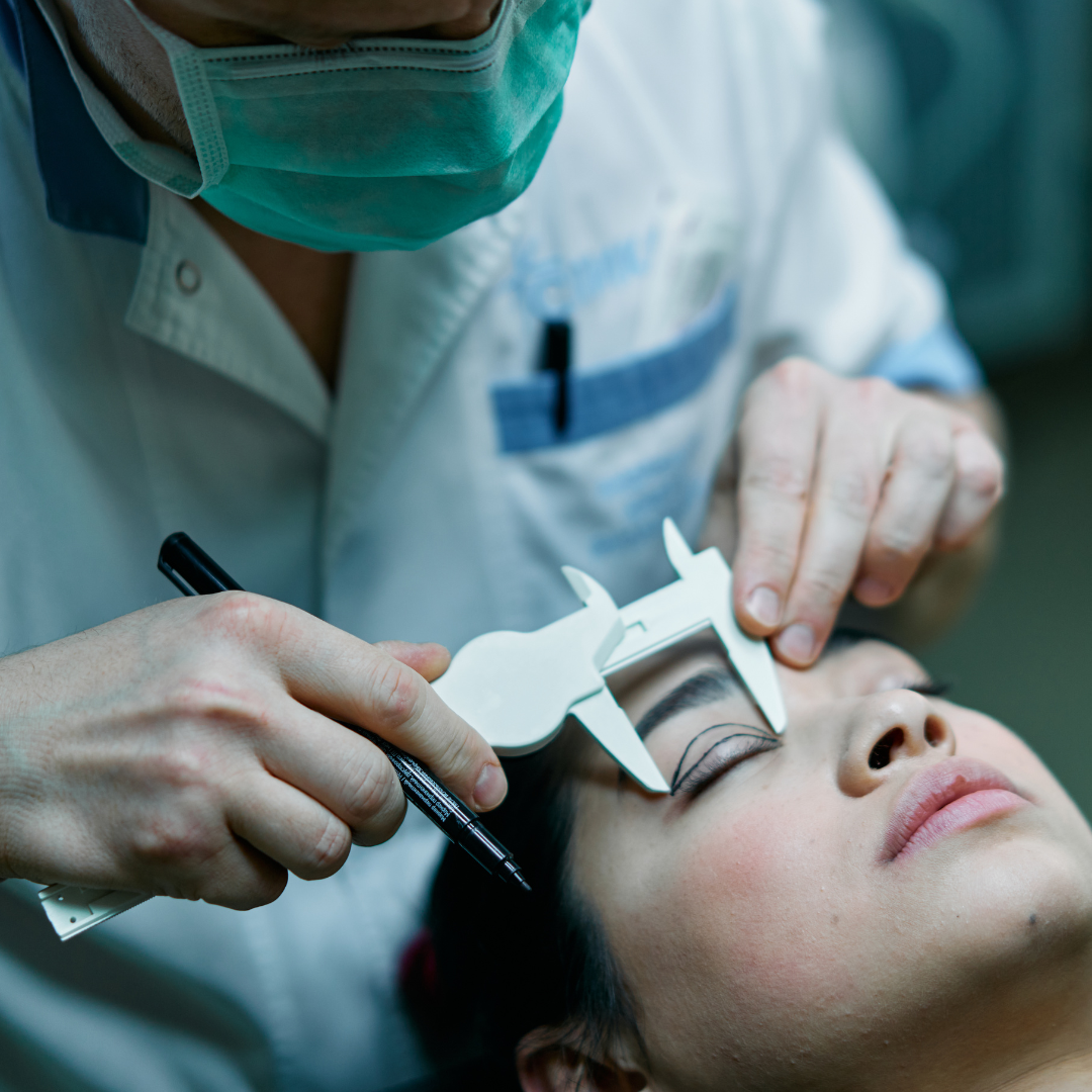 chirurgie de blépharoplastie réalisée en bloc opératoire, montrant un chirurgien esthétique en action dans un environnement médical stérile